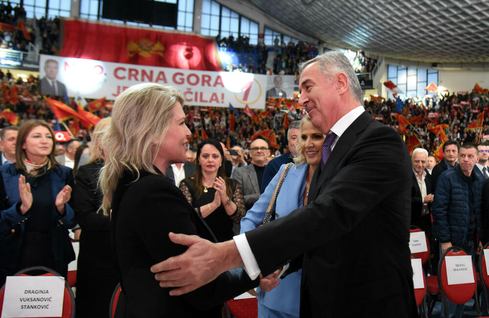 <p>"Rezultat ovih izbora opredijeliće pravac budućeg razvoja naše države. Mi 2. aprila biramo između nastavka evropskog puta Crne Gore i pokušaja da joj se nametne promjena strateškog kursa“, rekao je Đukanović<br /> </p>