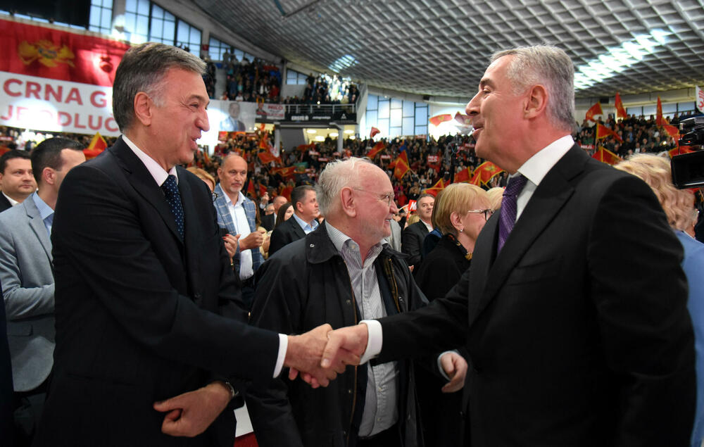 <p>"Rezultat ovih izbora opredijeliće pravac budućeg razvoja naše države. Mi 2. aprila biramo između nastavka evropskog puta Crne Gore i pokušaja da joj se nametne promjena strateškog kursa“, rekao je Đukanović<br /> </p>