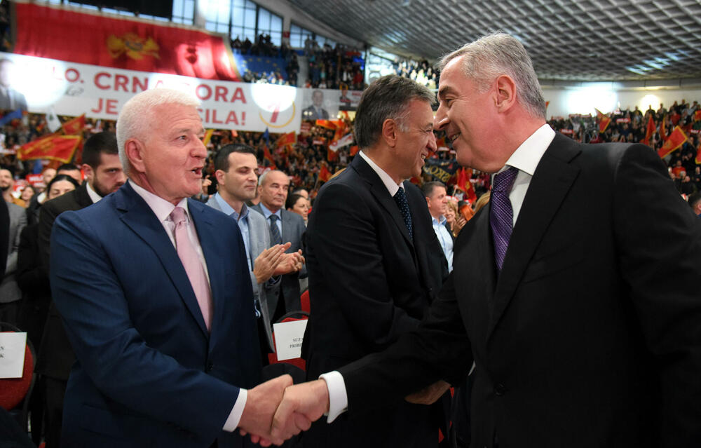 <p>"Rezultat ovih izbora opredijeliće pravac budućeg razvoja naše države. Mi 2. aprila biramo između nastavka evropskog puta Crne Gore i pokušaja da joj se nametne promjena strateškog kursa“, rekao je Đukanović<br /> </p>