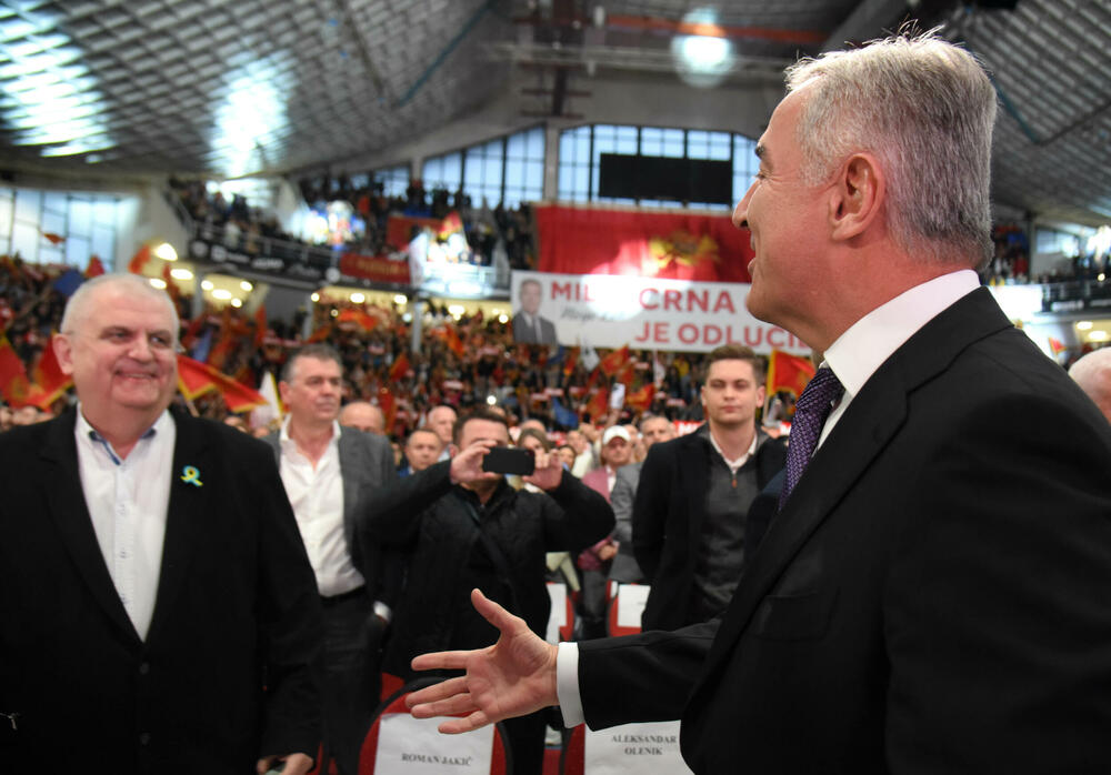 <p>"Rezultat ovih izbora opredijeliće pravac budućeg razvoja naše države. Mi 2. aprila biramo između nastavka evropskog puta Crne Gore i pokušaja da joj se nametne promjena strateškog kursa“, rekao je Đukanović<br /> </p>