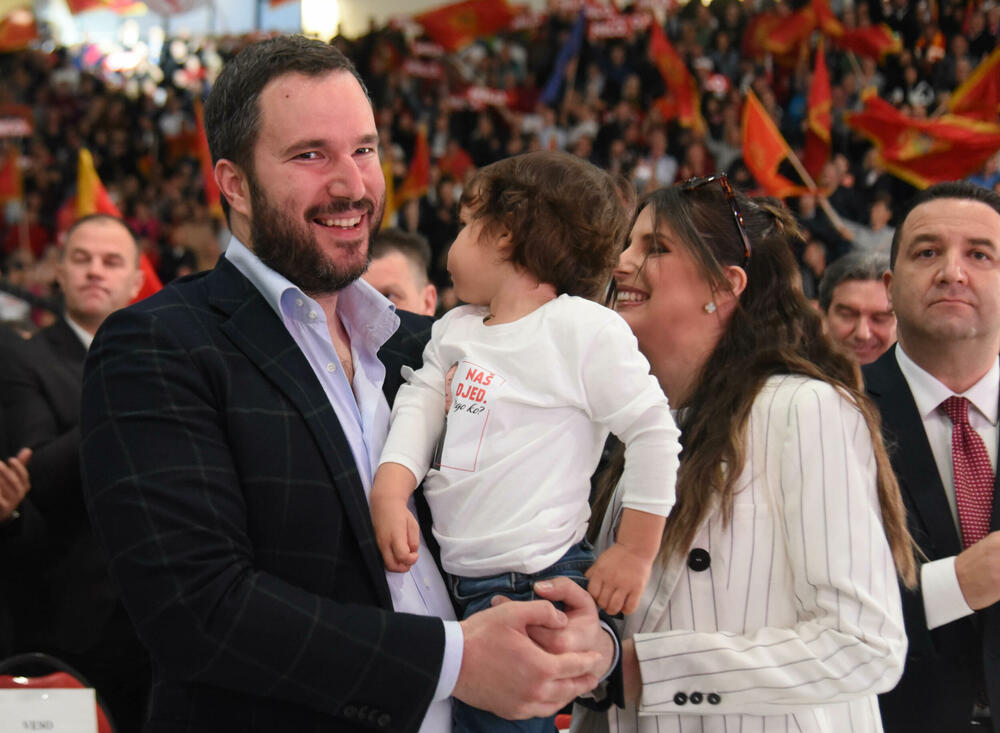 <p>"Rezultat ovih izbora opredijeliće pravac budućeg razvoja naše države. Mi 2. aprila biramo između nastavka evropskog puta Crne Gore i pokušaja da joj se nametne promjena strateškog kursa“, rekao je Đukanović<br /> </p>