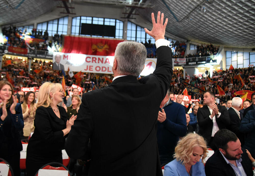 <p>"Rezultat ovih izbora opredijeliće pravac budućeg razvoja naše države. Mi 2. aprila biramo između nastavka evropskog puta Crne Gore i pokušaja da joj se nametne promjena strateškog kursa“, rekao je Đukanović<br /> </p>