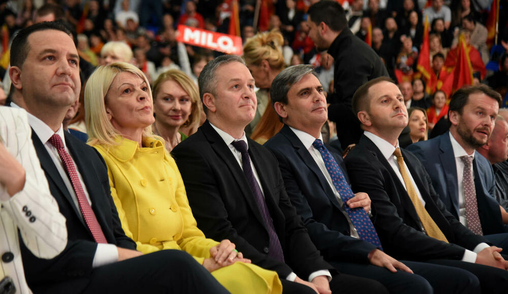 <p>"Rezultat ovih izbora opredijeliće pravac budućeg razvoja naše države. Mi 2. aprila biramo između nastavka evropskog puta Crne Gore i pokušaja da joj se nametne promjena strateškog kursa“, rekao je Đukanović<br /> </p>