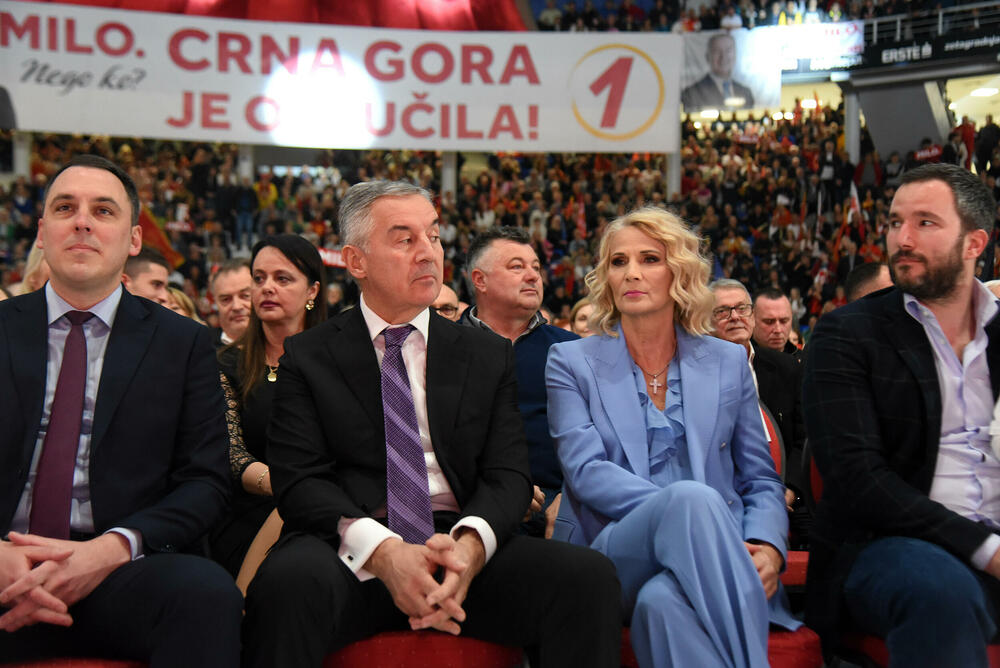 <p>"Rezultat ovih izbora opredijeliće pravac budućeg razvoja naše države. Mi 2. aprila biramo između nastavka evropskog puta Crne Gore i pokušaja da joj se nametne promjena strateškog kursa“, rekao je Đukanović<br /> </p>