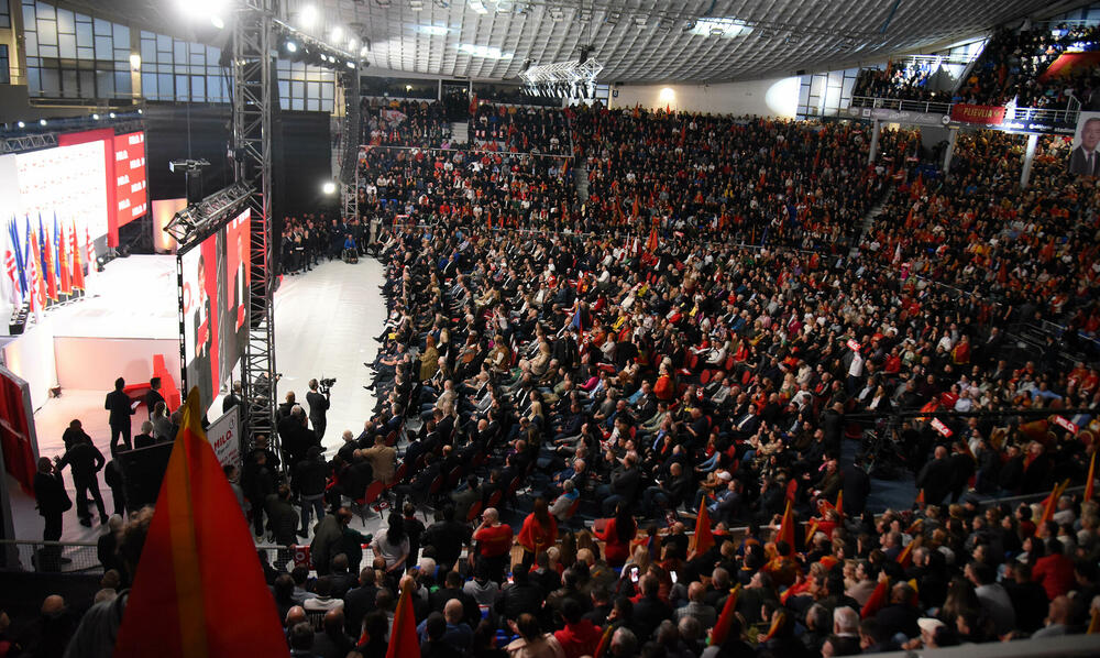 <p>"Rezultat ovih izbora opredijeliće pravac budućeg razvoja naše države. Mi 2. aprila biramo između nastavka evropskog puta Crne Gore i pokušaja da joj se nametne promjena strateškog kursa“, rekao je Đukanović<br /> </p>