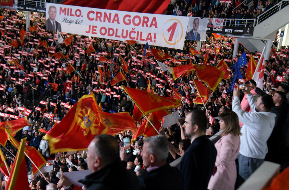 <p>"Rezultat ovih izbora opredijeliće pravac budućeg razvoja naše države. Mi 2. aprila biramo između nastavka evropskog puta Crne Gore i pokušaja da joj se nametne promjena strateškog kursa“, rekao je Đukanović<br /> </p>