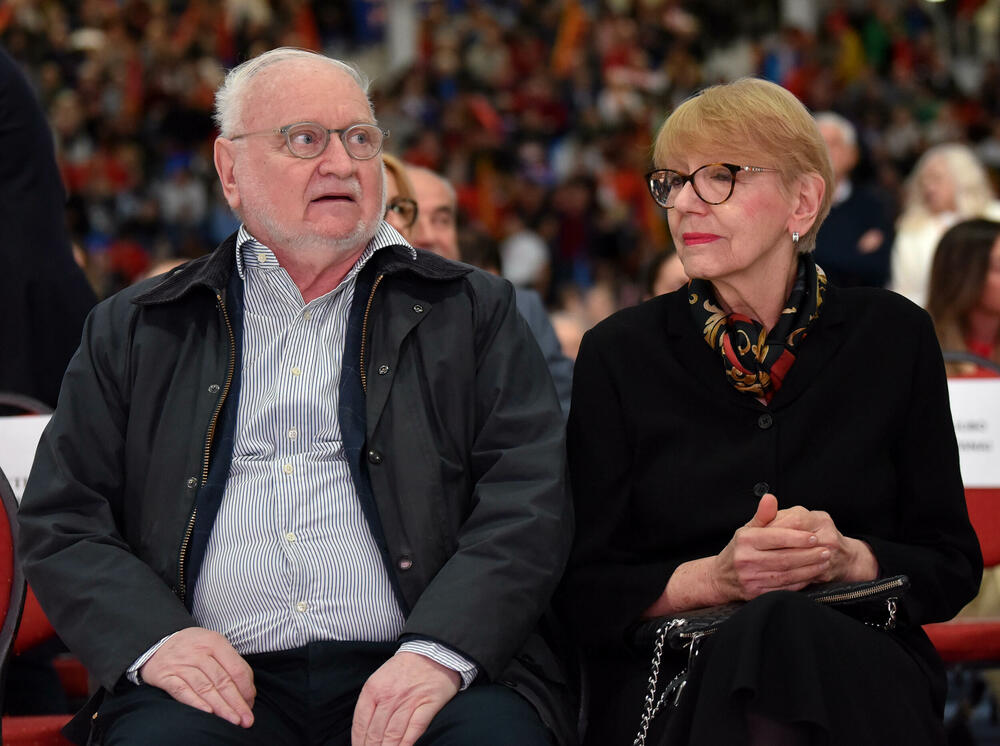 <p>"Rezultat ovih izbora opredijeliće pravac budućeg razvoja naše države. Mi 2. aprila biramo između nastavka evropskog puta Crne Gore i pokušaja da joj se nametne promjena strateškog kursa“, rekao je Đukanović<br /> </p>