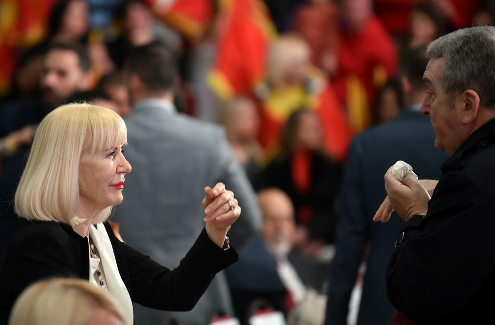 <p>"Rezultat ovih izbora opredijeliće pravac budućeg razvoja naše države. Mi 2. aprila biramo između nastavka evropskog puta Crne Gore i pokušaja da joj se nametne promjena strateškog kursa“, rekao je Đukanović<br /> </p>