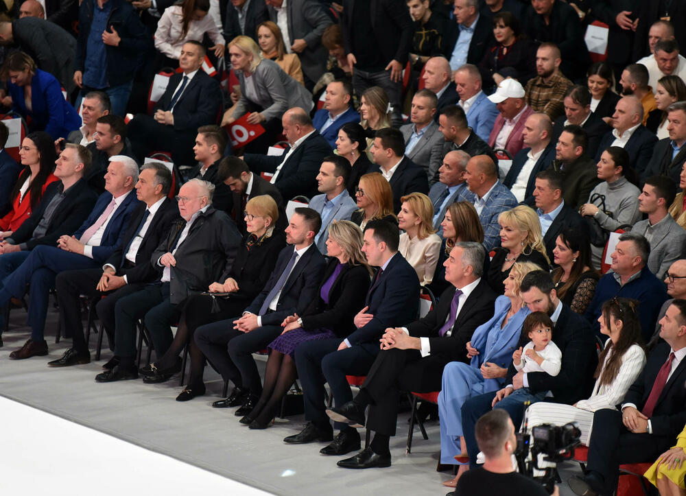 <p>"Rezultat ovih izbora opredijeliće pravac budućeg razvoja naše države. Mi 2. aprila biramo između nastavka evropskog puta Crne Gore i pokušaja da joj se nametne promjena strateškog kursa“, rekao je Đukanović<br /> </p>