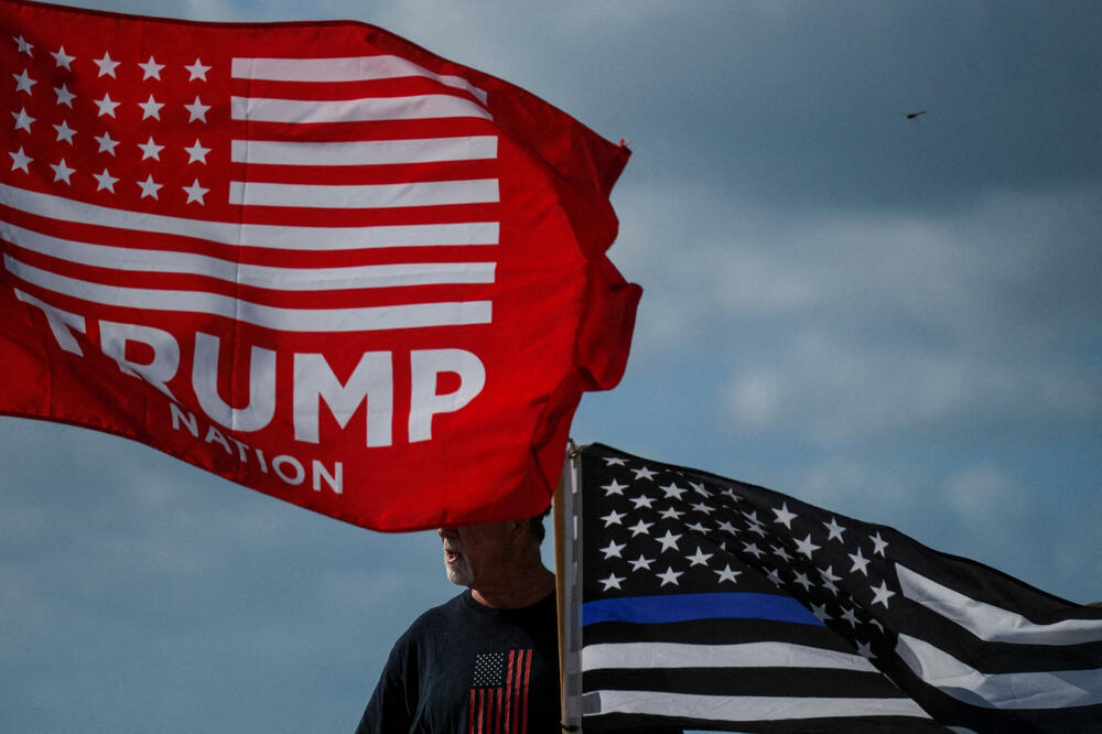 Trampova pristalica ispred njegovog imanja na Floridi, Foto: REUTERS