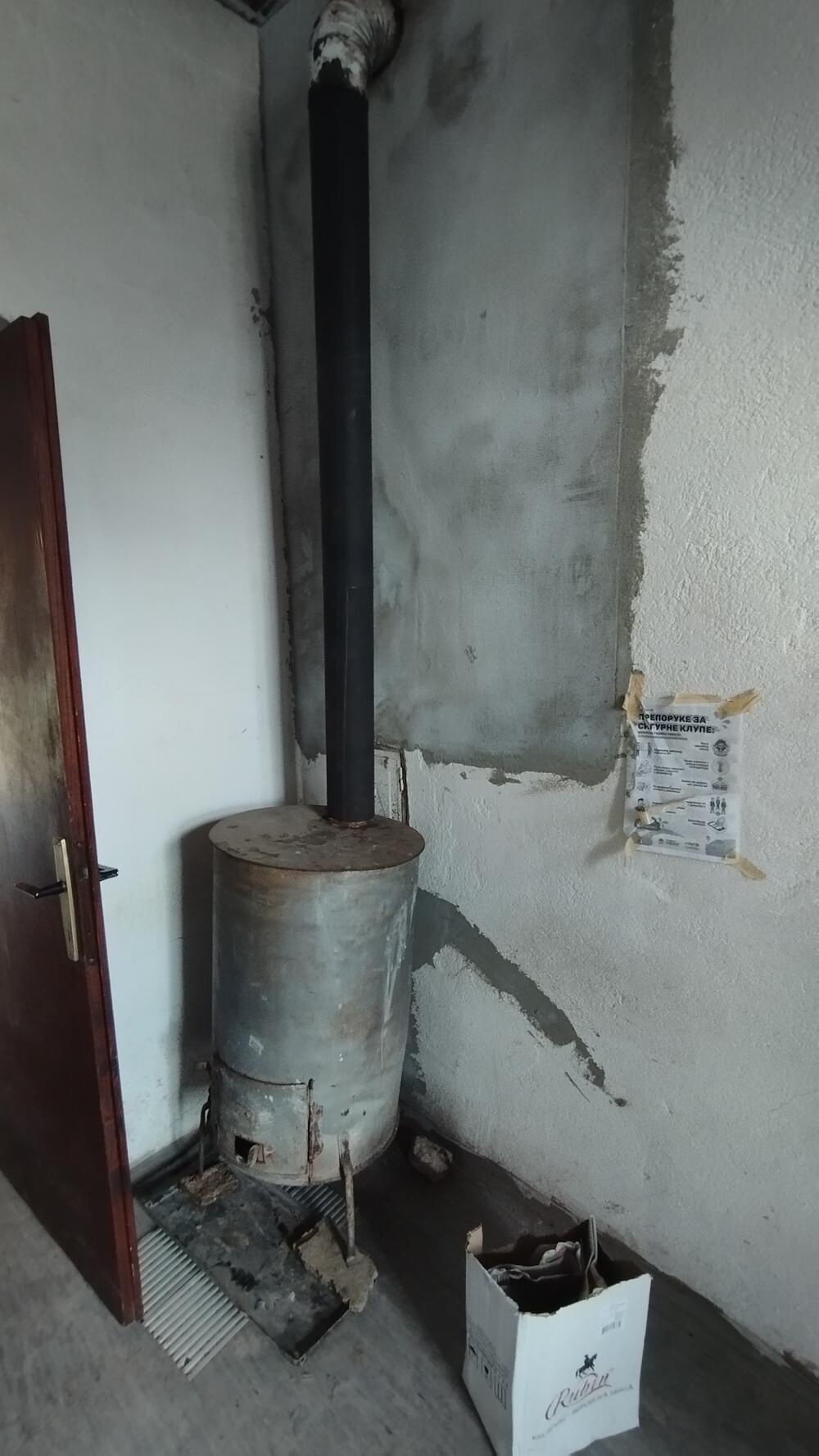 Stara furuna neupotrebljiva, učionica hladna