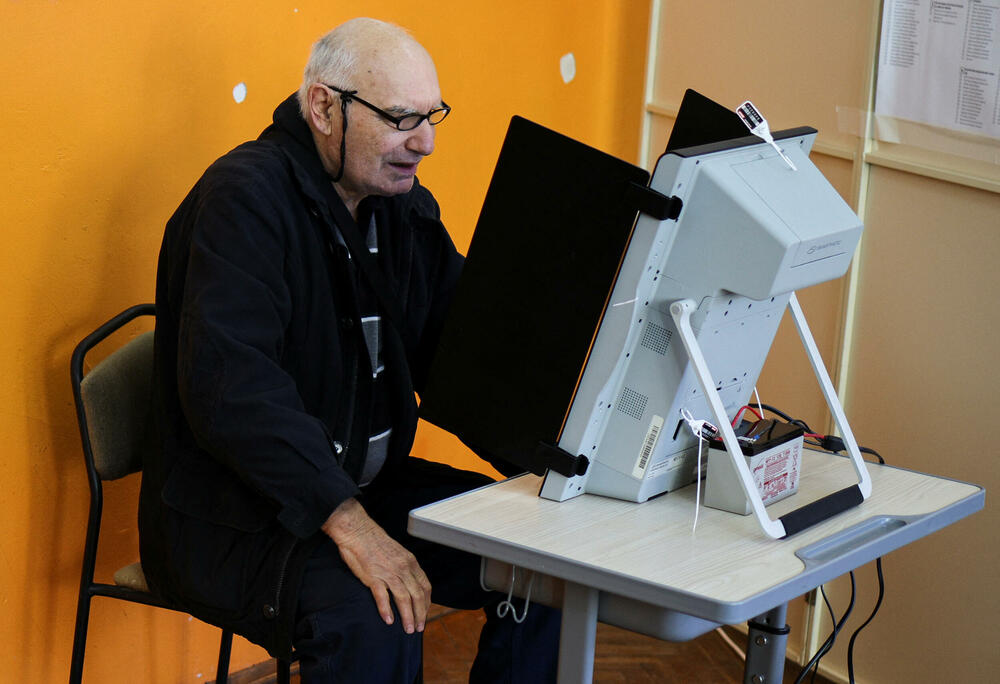 <p>Partija desnog centra trostrukog premijera Bojka Borisova Građani za evropski razvoj Bugarske (GERB) ima oko 26 odsto podrške, koliko i njen glavni rival, liberalna stranka Kirila Petkova Nastavljamo promjene, koja je nedavno formirala koaliciju sa desničarskom Demokratskom strankom Bugarska</p>