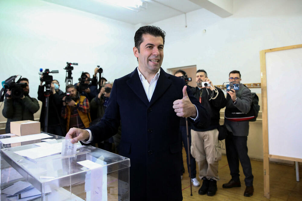 <p>Partija desnog centra trostrukog premijera Bojka Borisova Građani za evropski razvoj Bugarske (GERB) ima oko 26 odsto podrške, koliko i njen glavni rival, liberalna stranka Kirila Petkova Nastavljamo promjene, koja je nedavno formirala koaliciju sa desničarskom Demokratskom strankom Bugarska</p>