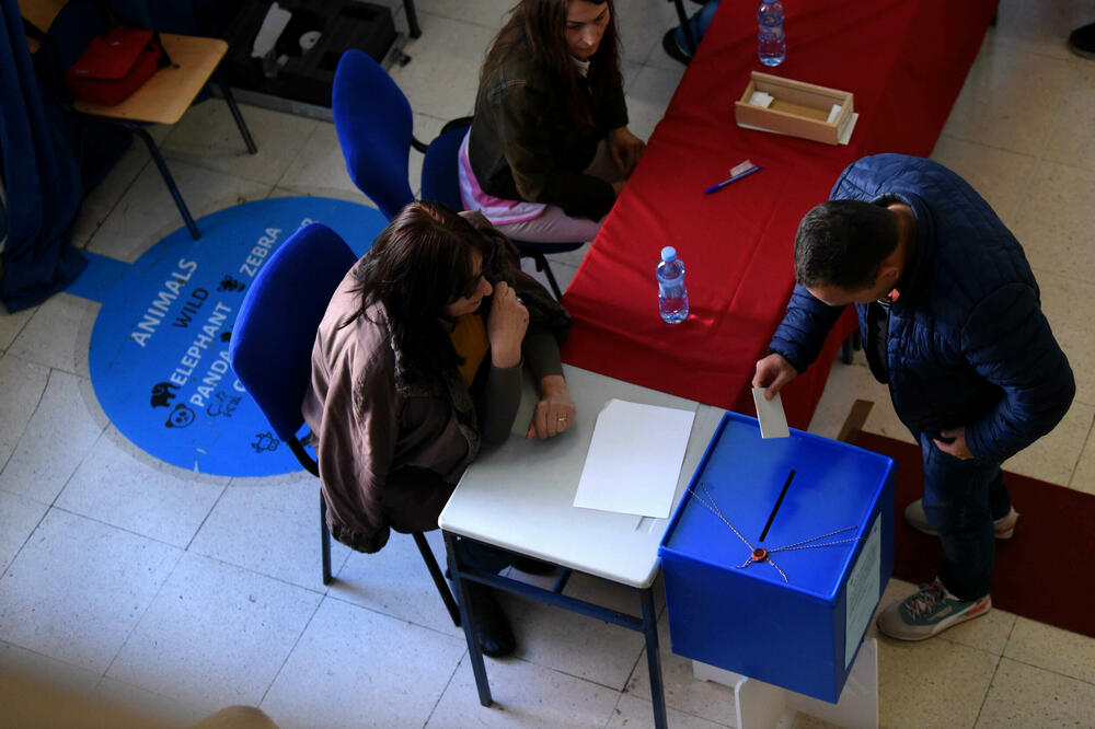 Sa biračkog mjesta u Podgorici, Foto: Boris Pejović