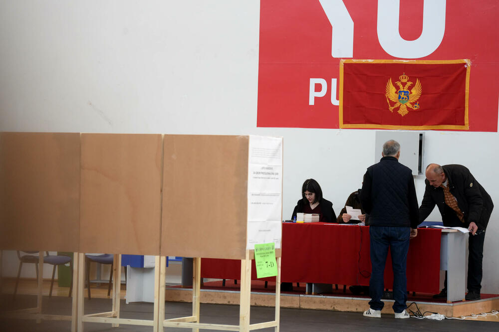 Sa biračkog mjesta u Podgorici, Foto: Boris Pejović