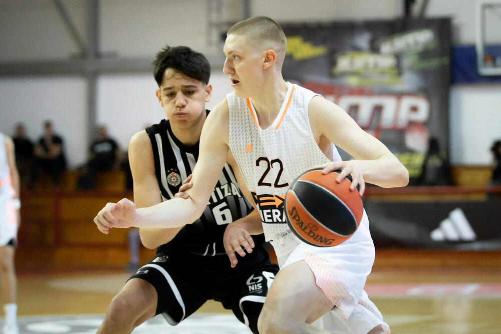 Vasilije Todorović u duelu sa Aleksandrom Goljovićem iz Partizana