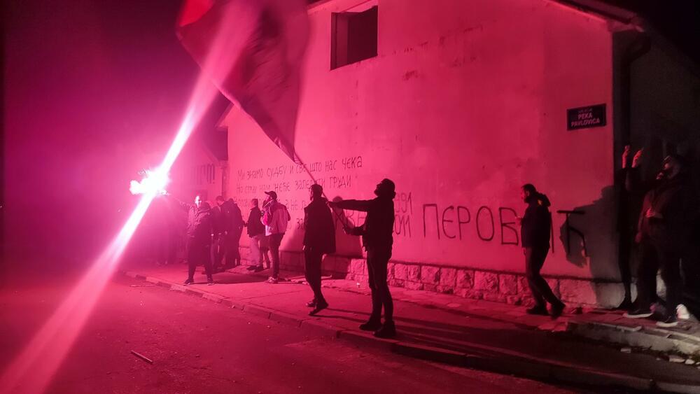 <p>Jakov Milatović je pobijedio u drugom krugu predsjedničkih izbora, a na ulicama skoro svih gradova se slavilo, i to na razne načine - vatrometom, igrom, državnim zastavama, trobojkama...</p>