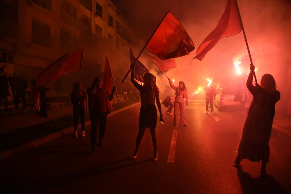 <p>Jakov Milatović je pobijedio u drugom krugu predsjedničkih izbora, a na ulicama skoro svih gradova se slavilo, i to na razne načine - vatrometom, igrom, državnim zastavama, trobojkama...</p>