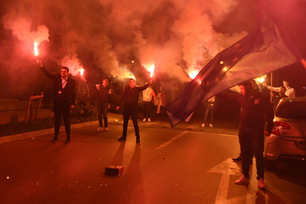 <p>Jakov Milatović je pobijedio u drugom krugu predsjedničkih izbora, a na ulicama skoro svih gradova se slavilo, i to na razne načine - vatrometom, igrom, državnim zastavama, trobojkama...</p>