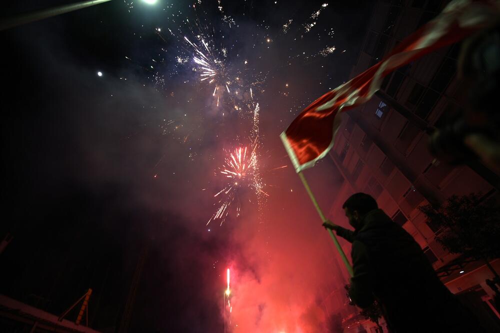 <p>Jakov Milatović je pobijedio u drugom krugu predsjedničkih izbora, a na ulicama skoro svih gradova se slavilo, i to na razne načine - vatrometom, igrom, državnim zastavama, trobojkama...</p>