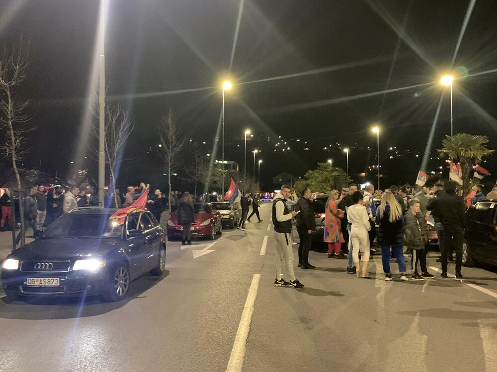 <p>Jakov Milatović je pobijedio u drugom krugu predsjedničkih izbora, a na ulicama skoro svih gradova se slavilo, i to na razne načine - vatrometom, igrom, državnim zastavama, trobojkama...</p>