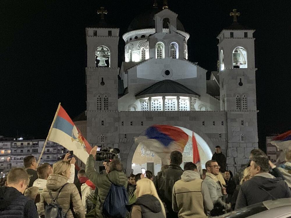 <p>Jakov Milatović je pobijedio u drugom krugu predsjedničkih izbora, a na ulicama skoro svih gradova se slavilo, i to na razne načine - vatrometom, igrom, državnim zastavama, trobojkama...</p>