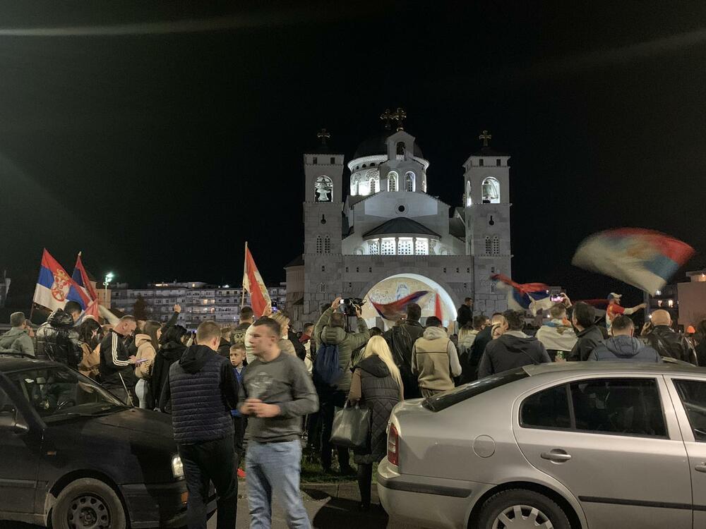 <p>Jakov Milatović je pobijedio u drugom krugu predsjedničkih izbora, a na ulicama skoro svih gradova se slavilo, i to na razne načine - vatrometom, igrom, državnim zastavama, trobojkama...</p>