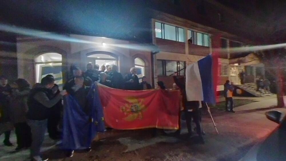 <p>Jakov Milatović je pobijedio u drugom krugu predsjedničkih izbora, a na ulicama skoro svih gradova se slavilo, i to na razne načine - vatrometom, igrom, državnim zastavama, trobojkama...</p>