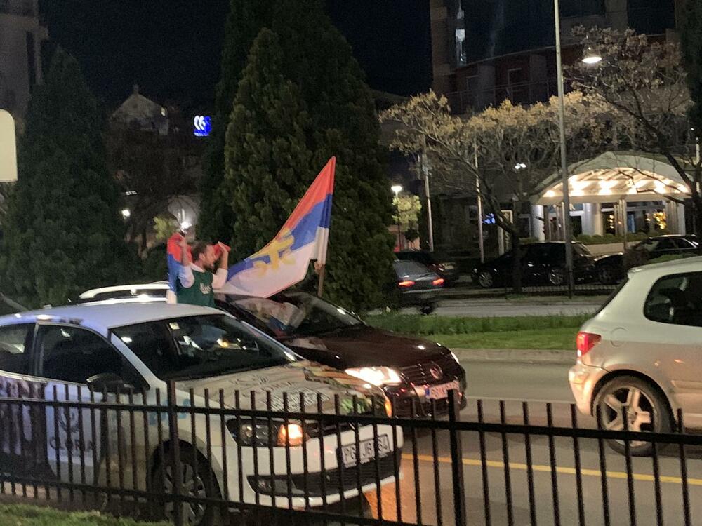 <p>Jakov Milatović je pobijedio u drugom krugu predsjedničkih izbora, a na ulicama skoro svih gradova se slavilo, i to na razne načine - vatrometom, igrom, državnim zastavama, trobojkama...</p>