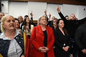 Pristalice DPS-a spriječile novinarku TV Vijesti da postavi...