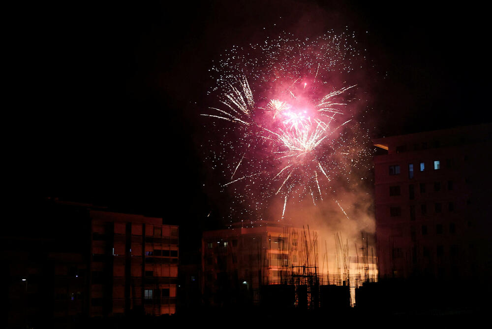 <p>Jakov Milatović je pobijedio u drugom krugu predsjedničkih izbora, a na ulicama skoro svih gradova se slavilo, i to na razne načine - vatrometom, igrom, državnim zastavama, trobojkama...</p>