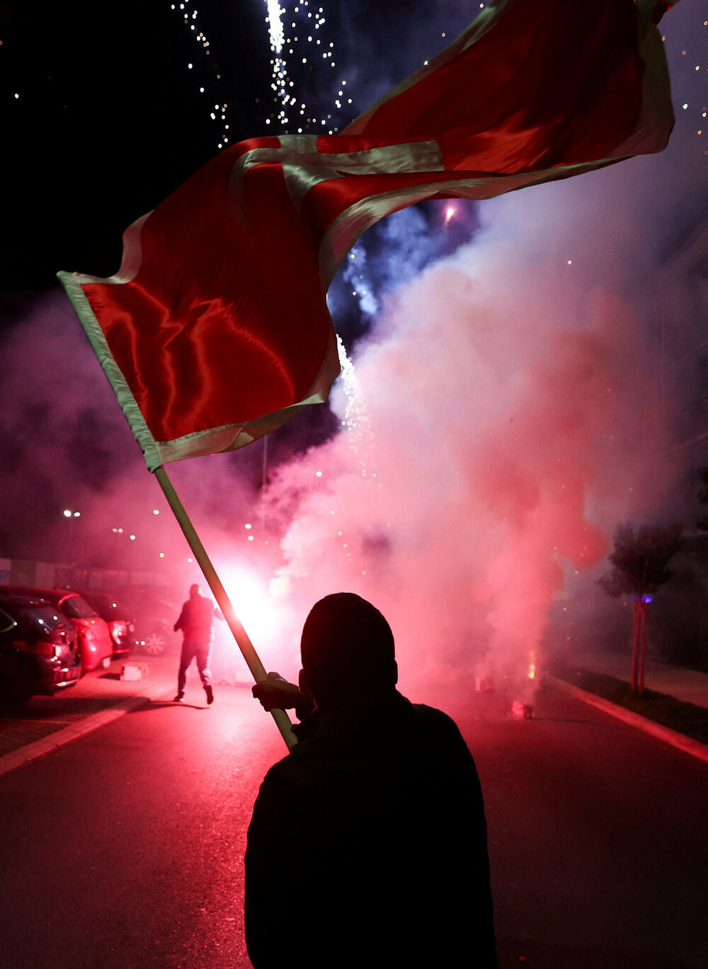 <p>Jakov Milatović je pobijedio u drugom krugu predsjedničkih izbora, a na ulicama skoro svih gradova se slavilo, i to na razne načine - vatrometom, igrom, državnim zastavama, trobojkama...</p>