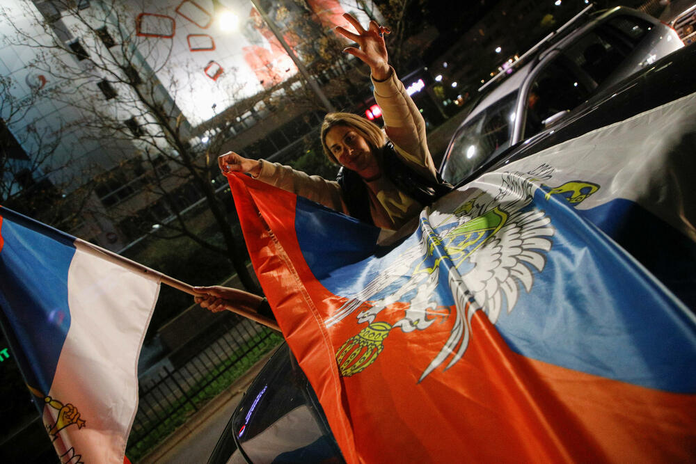 <p>Jakov Milatović je pobijedio u drugom krugu predsjedničkih izbora, a na ulicama skoro svih gradova se slavilo, i to na razne načine - vatrometom, igrom, državnim zastavama, trobojkama...</p>