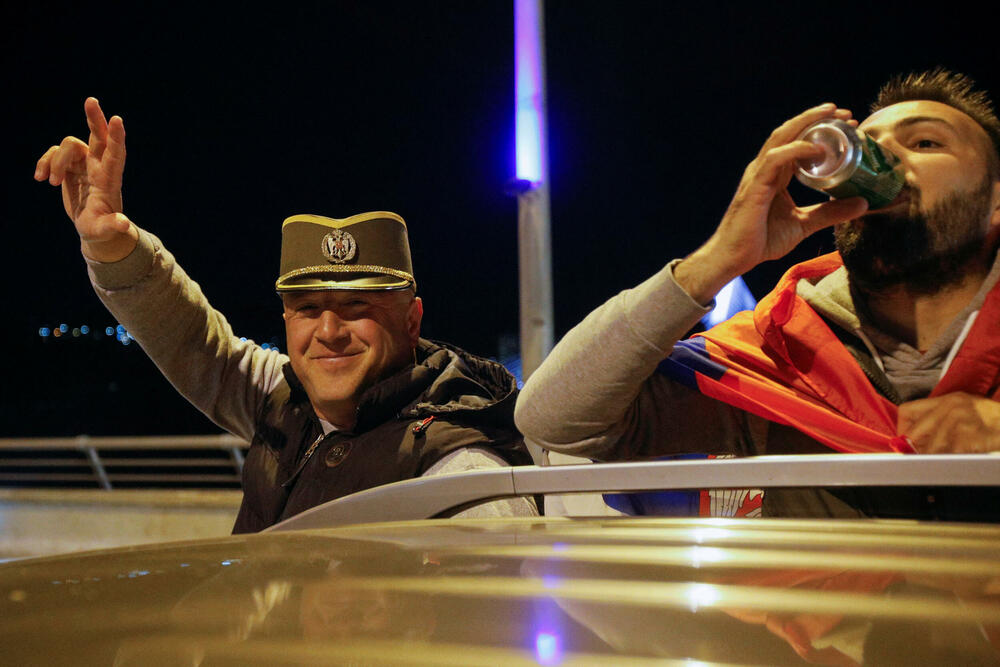 <p>Jakov Milatović je pobijedio u drugom krugu predsjedničkih izbora, a na ulicama skoro svih gradova se slavilo, i to na razne načine - vatrometom, igrom, državnim zastavama, trobojkama...</p>