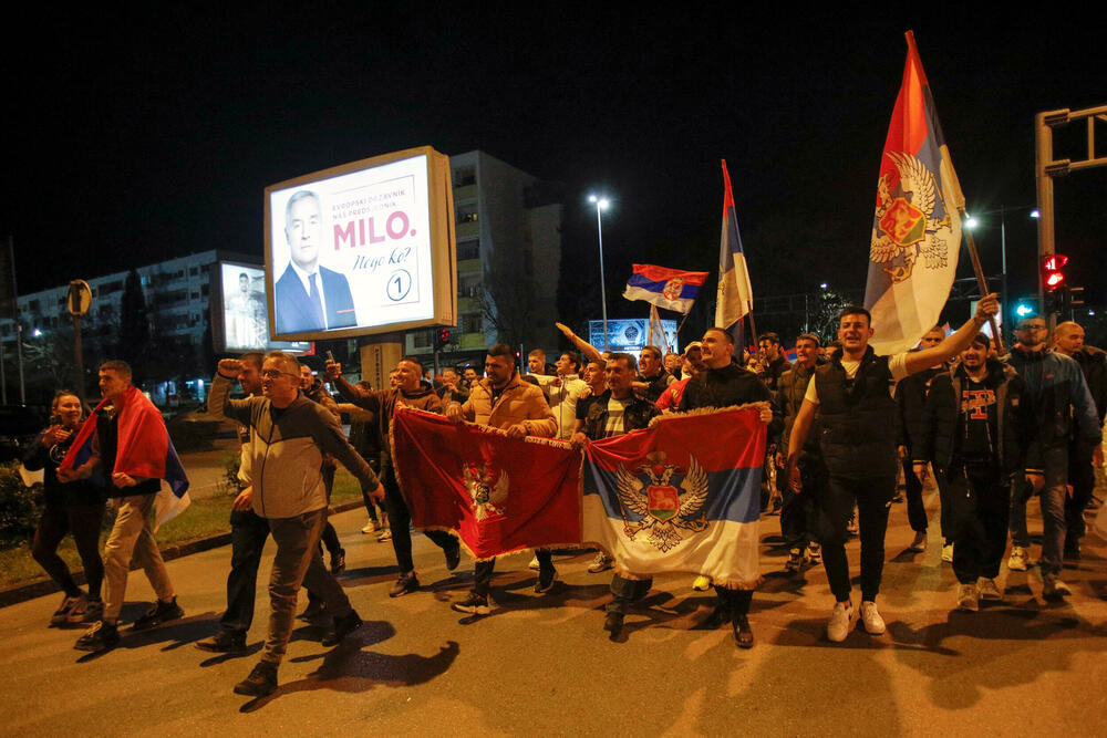 <p>Jakov Milatović je pobijedio u drugom krugu predsjedničkih izbora, a na ulicama skoro svih gradova se slavilo, i to na razne načine - vatrometom, igrom, državnim zastavama, trobojkama...</p>