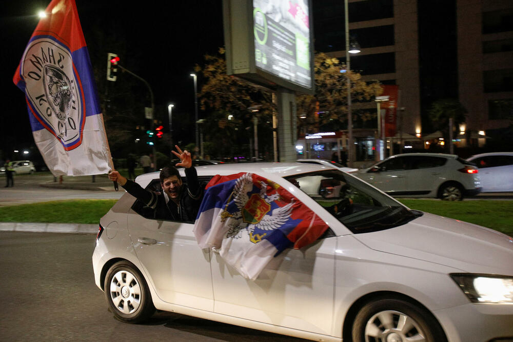 <p>Jakov Milatović je pobijedio u drugom krugu predsjedničkih izbora, a na ulicama skoro svih gradova se slavilo, i to na razne načine - vatrometom, igrom, državnim zastavama, trobojkama...</p>