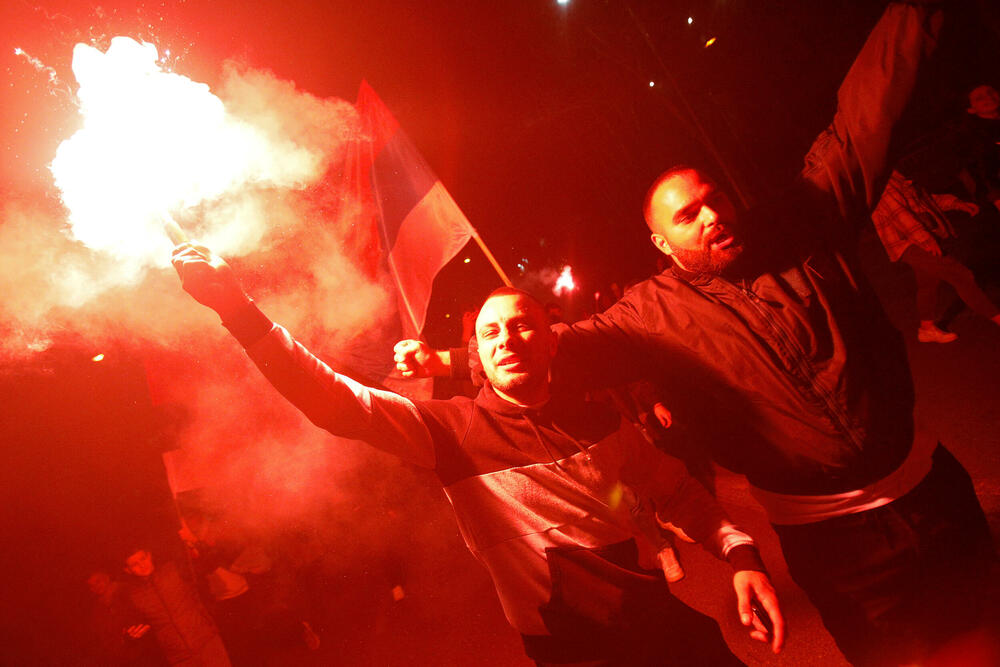 <p>Jakov Milatović je pobijedio u drugom krugu predsjedničkih izbora, a na ulicama skoro svih gradova se slavilo, i to na razne načine - vatrometom, igrom, državnim zastavama, trobojkama...</p>