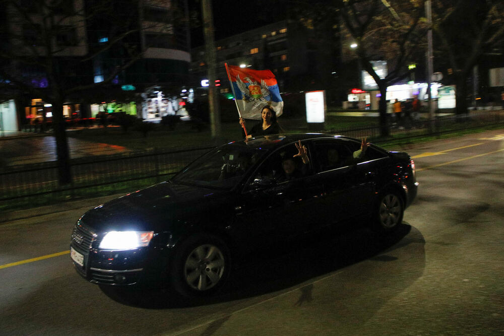 <p>Jakov Milatović je pobijedio u drugom krugu predsjedničkih izbora, a na ulicama skoro svih gradova se slavilo, i to na razne načine - vatrometom, igrom, državnim zastavama, trobojkama...</p>