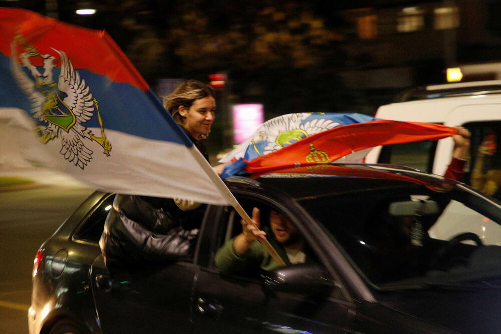 <p>Jakov Milatović je pobijedio u drugom krugu predsjedničkih izbora, a na ulicama skoro svih gradova se slavilo, i to na razne načine - vatrometom, igrom, državnim zastavama, trobojkama...</p>