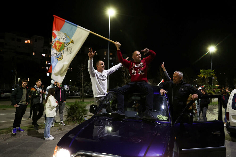 <p>Jakov Milatović je pobijedio u drugom krugu predsjedničkih izbora, a na ulicama skoro svih gradova se slavilo, i to na razne načine - vatrometom, igrom, državnim zastavama, trobojkama...</p>