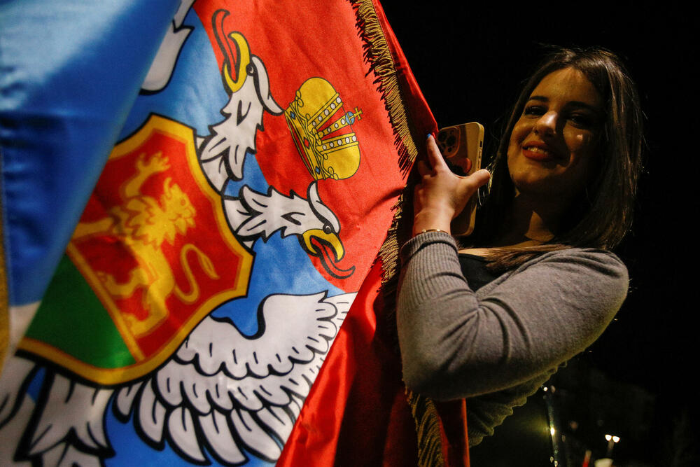 <p>Jakov Milatović je pobijedio u drugom krugu predsjedničkih izbora, a na ulicama skoro svih gradova se slavilo, i to na razne načine - vatrometom, igrom, državnim zastavama, trobojkama...</p>