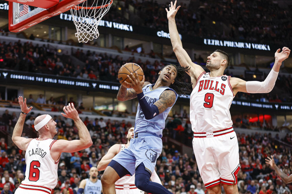 Vučević štiti obruč od "letećeg" Dža Morenta, Foto: Reuters