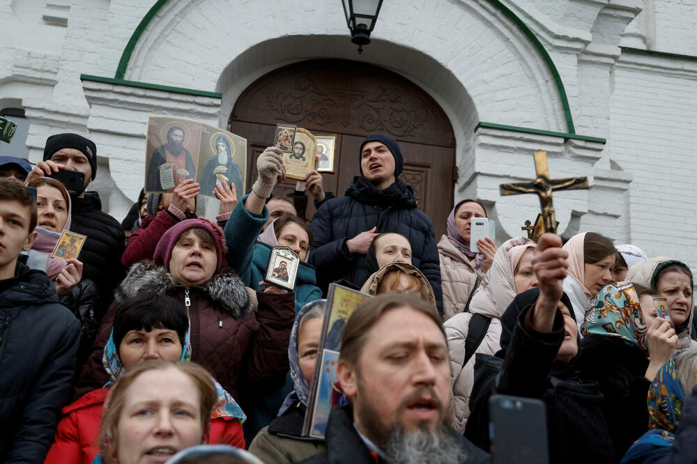 Vjernici ispred Kijevsko-pečerske lavre, Foto: Reuters