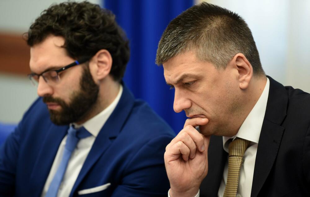 Novović (desno) oduzeo predmet tužiteljki, zadužio ga Vukas Radonjić