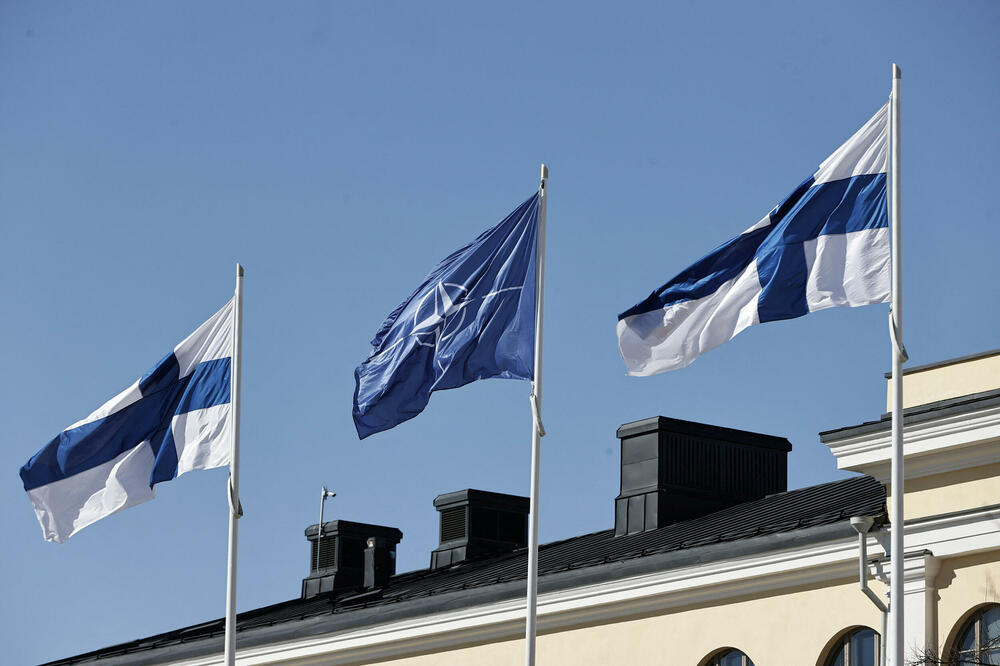NATO i finske zastave ispred zgrade Ministartsva vanjskih poslova u Helsinkiju, Foto: Reuters