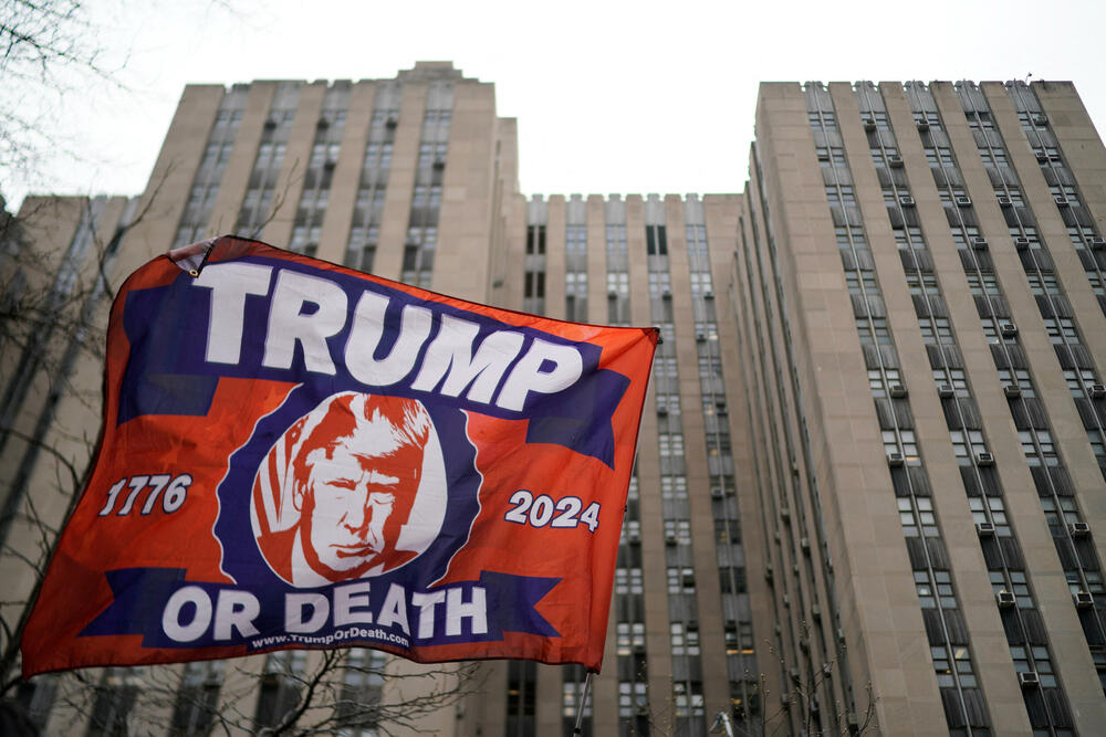 <p>Na putu ka sudnici Tramp je na svojoj društvenoj mreži Istina objavio - "Izgleda tako nadrealno - uhapsiće me. Ne mogu da vjerujem da se to događa u Americi"</p>