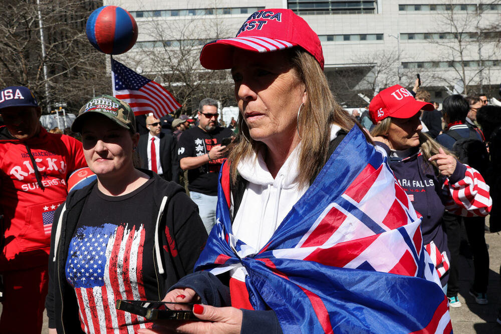 <p>Na putu ka sudnici Tramp je na svojoj društvenoj mreži Istina objavio - "Izgleda tako nadrealno - uhapsiće me. Ne mogu da vjerujem da se to događa u Americi"</p>