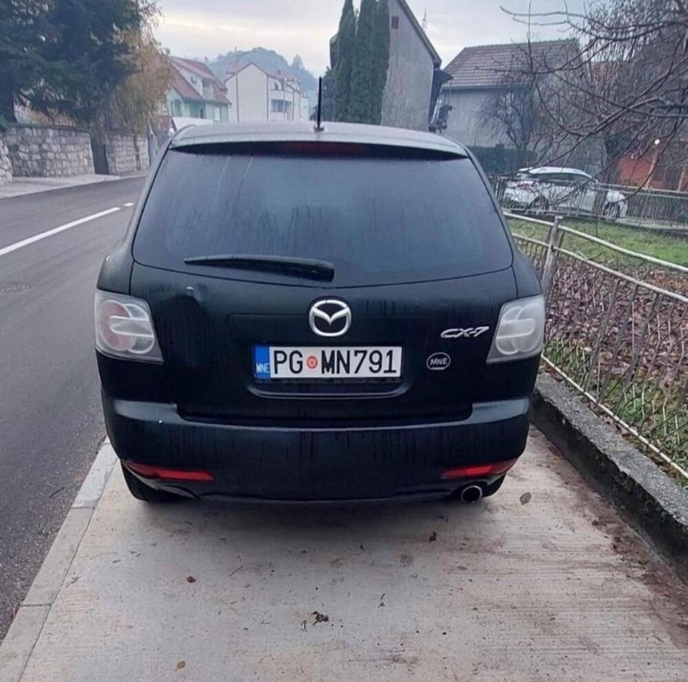 Službena 'mazda' Fonda rada parkirana na trotoaru na Cetinju