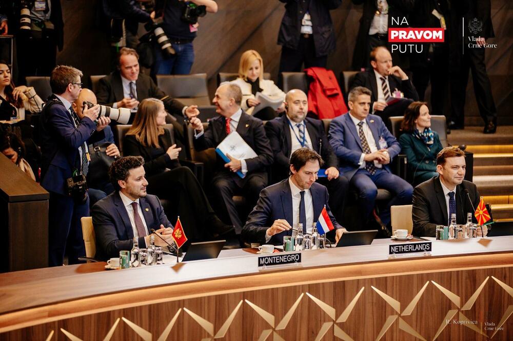 Abazović (lijevo) na sastanku, Foto: MVP