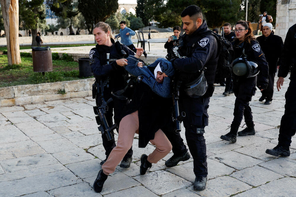 Izraelska policija privodi ženu ispred Al-Akse, Foto: Reuters